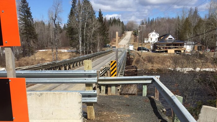 Une image du pont de Pineville barré.