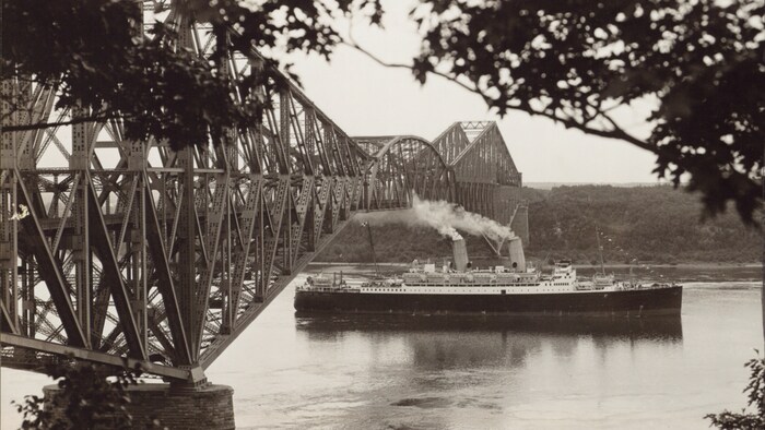 Le pont de Québec après son inauguration.