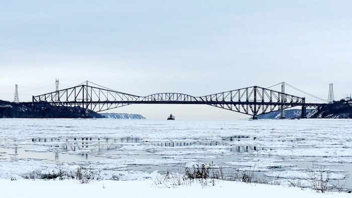 Les ponts de Québec et Pierre-Laporte du côté de Lévis pendant la saison hivernale.