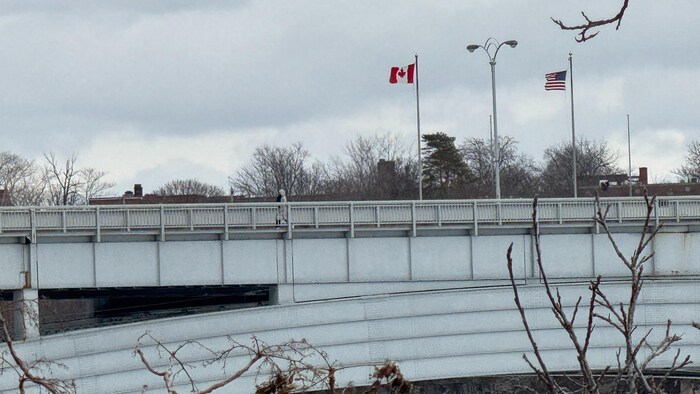 Le pont Rainbow, à Niagara Falls, sur lequel flottent, côte-à-côte, les drapeaux canadien et américain.