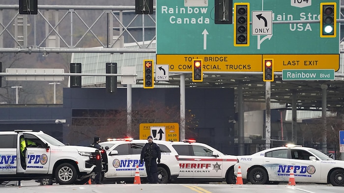 Des policiers Américain bloque l'accès au pont frontalier rainbow à Niagara Falls.