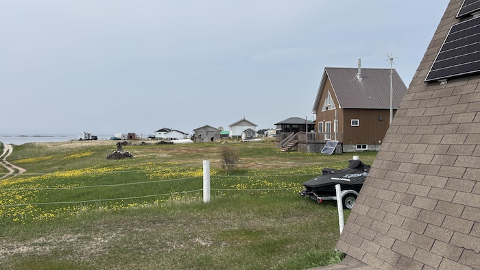 Quelques maisons en bord de mer.