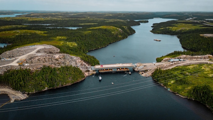 Un pont en construction sur une rivière.