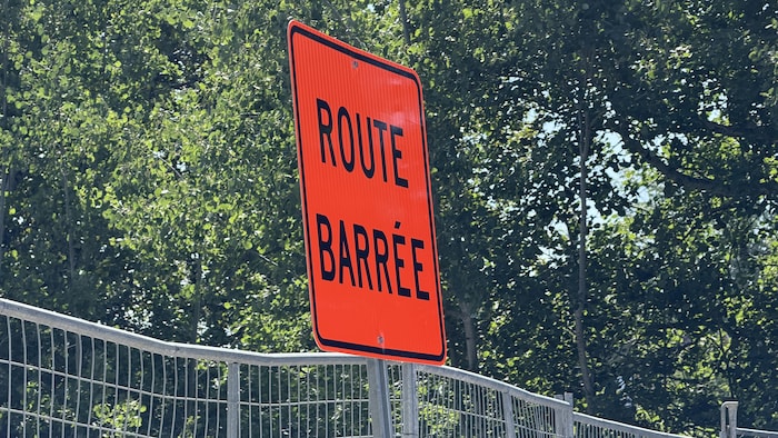 Une pancarte annonçant qu'une route est barrée.