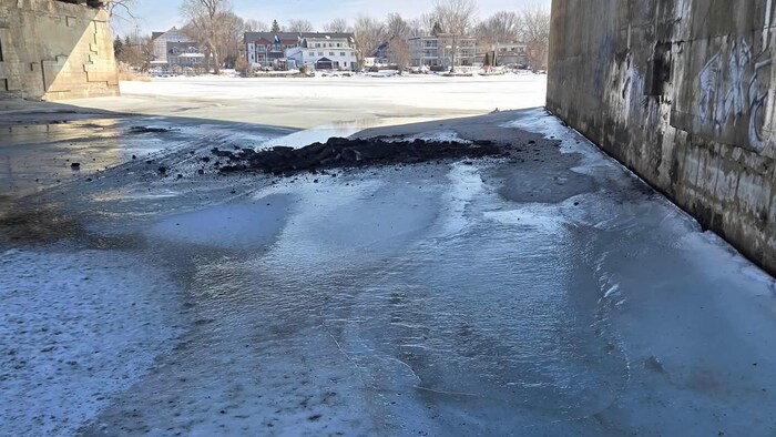 Des débris dans une rivière gelée.