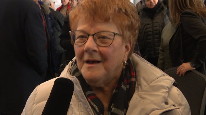 Marianne Ferrron s'exprime au micro d'un journaliste. 
