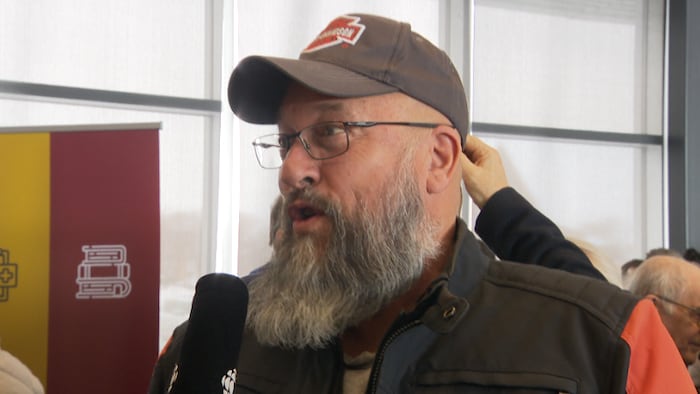 Marius Larocque s'exprime au micro d'un journaliste. 