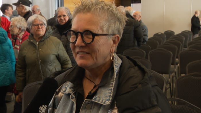 Eda Roussel s'exprime au micro d'un journaliste. 