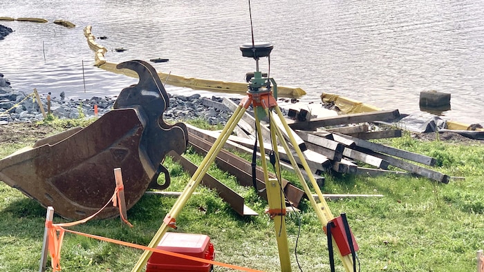Des instruments et outils près d'un pont.