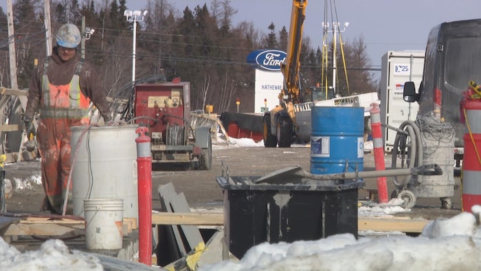 Des travailleurs sur le pont Snowball.