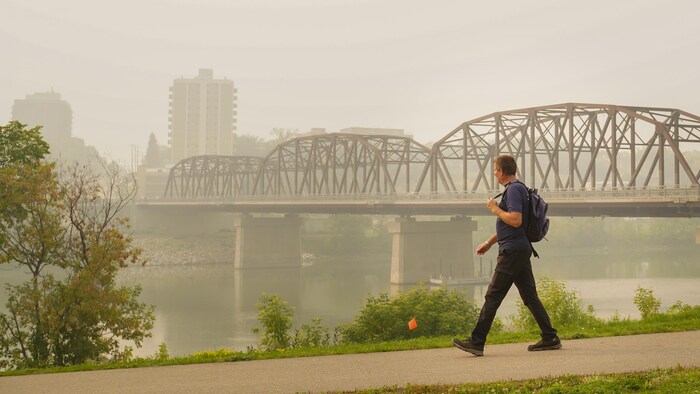Le pont Traffic au centre-ville de Saskatoon, en Saskatchewan, dans un nuage de smog causé par la fumée des feux de forêt, le 3 septembre 2023.