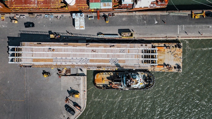Un pont en transbordement sur un bateau.