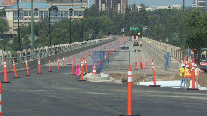 Des constructions sur le pont de l'Université.