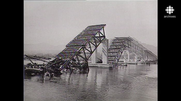 La structure d'un pont a cédé et les débris se retrouvent dans l'eau.