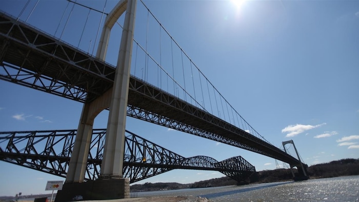 Les ponts de Québec et Pierre-Laporte.