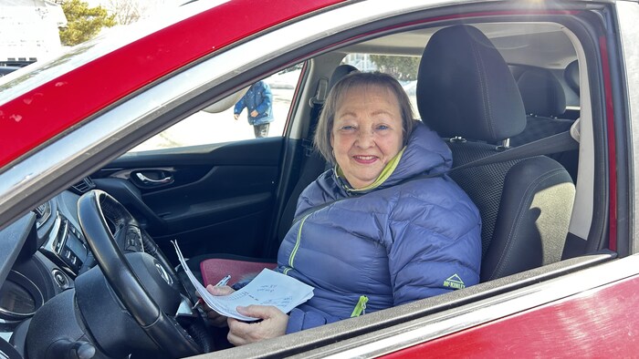 La bénévole Lise Paradis au volant de sa voiture.