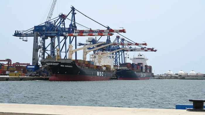 Un bateau au port d'Abidjan.