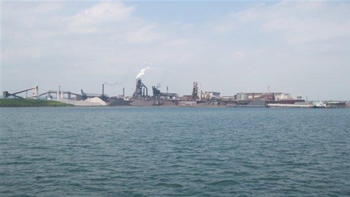 Un lac qui donne vue au loin sur l'usine d'Algoma Steel