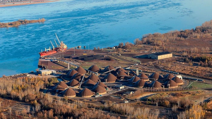 Vue aérienne des installations du port.