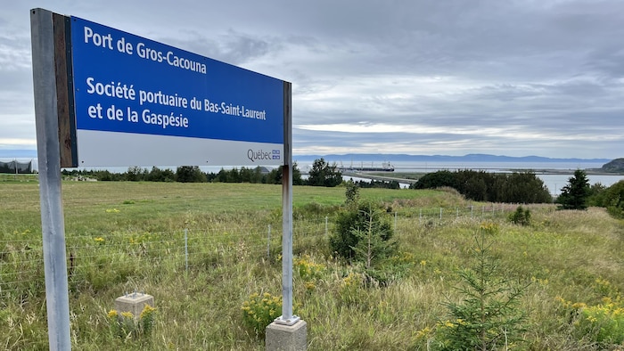 Une affiche de la Société portuaire du Bas-Saint-Laurent et de la Gaspésie se retrouve aux abords du port de mer de Cacouna.