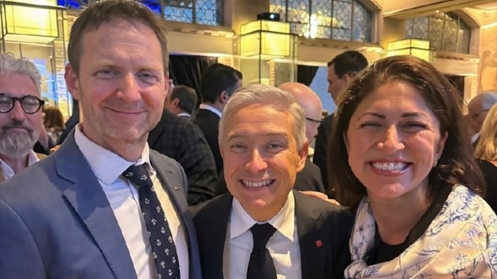 trois personnes collées qui sourient