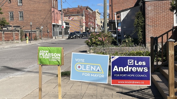 Trois affiches électorales devant une résidence à Port Hope.