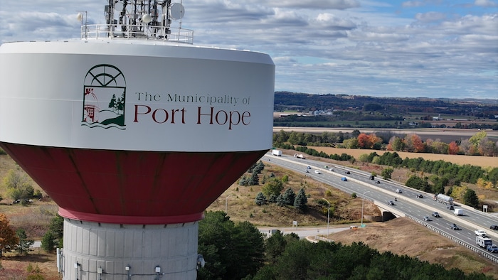 Images aériennes du château d’eau surélevé à Port Hope, de la circulation sur l’autoroute 401 et de champs agricoles.