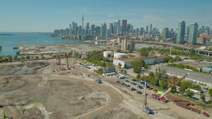 Une vue aérienne du chantier de construction dans le quartier Port Lands de Toronto.
