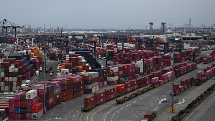 Un port où de nombreux conteneurs sont empilés.