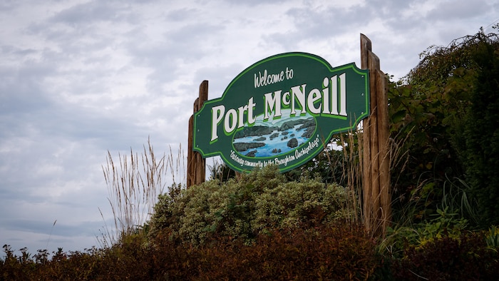 L'une des enseignes accueillant les visiteurs à Port McNeill, 4 octobre 2022. 