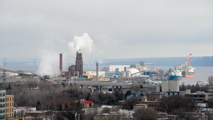 L'usine de pâtes et papier White Birch et le port de Québec en bordure des quartiers Saint-Roch et Limoilou.