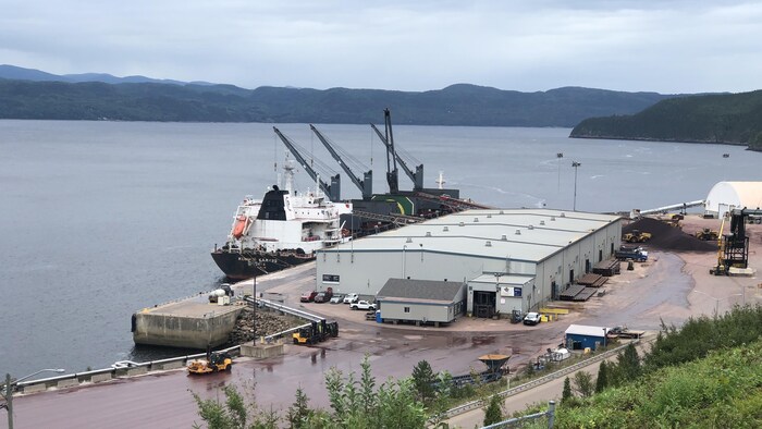 Un navire vient d'arriver au Port de Saguenay. 
