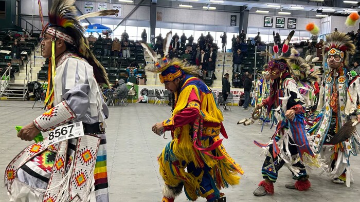 Des danseurs pow-wow sur le sol de l'arène lors du pow-wow Prairie Unity Competition samedi. 