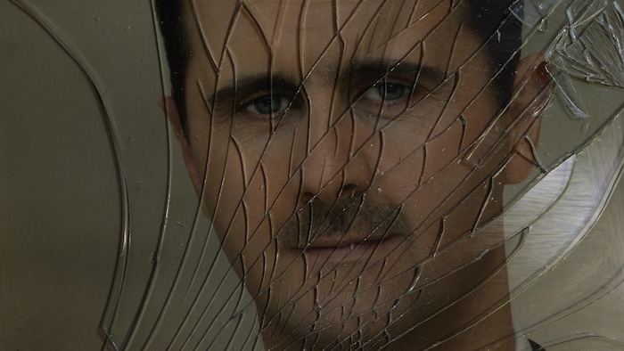 Un portrait fracassé de l’ex-président syrien Bachar Al-Assad après la chute du régime en décembre 2024.