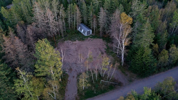 Une vue aérienne du terrain où existait autrefois la maison de Dawn Madsen et Frank Gulenchyn, rasée par un incendie.