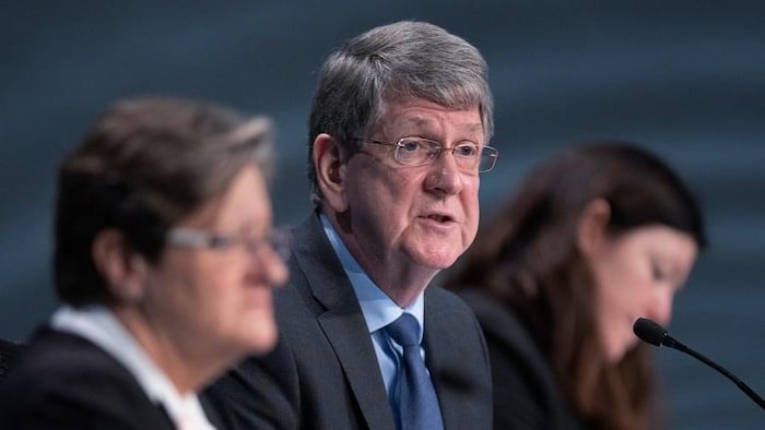 Le président de la Commision d'enquête sur les fusillades de masse, Michael macDonald, s'adresse au public.