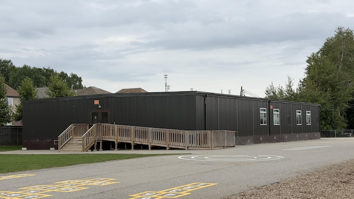 Deux classes modulaires dans une cour d'école.