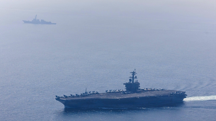 Le porte-avions USS Abraham Lincoln et un destroyer de la marine américaine naviguent lors d'un exercice dans la mer d'Oman, le 6 février 2026.