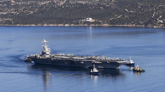 Le porte-avions américain U S S Gerald R. Ford quitte la baie de Souda, sur l'île de Crète, le 26 février 2026.