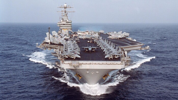 Un porte-avions en mer.