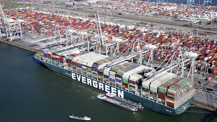 Une vue aérienne du porte-conteneurs Ever Given au port de Rotterdam.