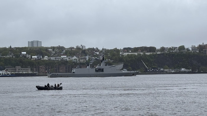 La frégate française Surcouf, sur le fleuve Saint-Laurent.