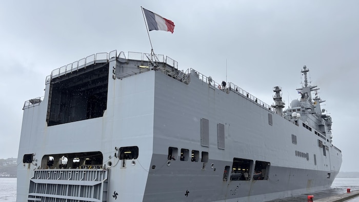 L'arrière du Mistral, floqué d'un drapeau tricolore.