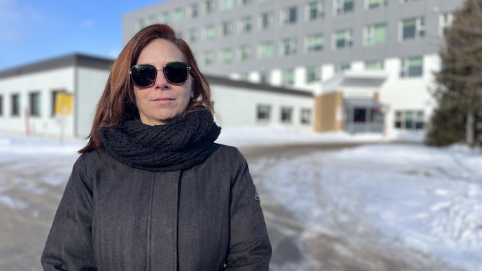 La porte-parole de la FIQ pour le Bas-Saint-Laurent, Cindie Soucy, se tient devant l'hôpital de Trois-Pistoles.