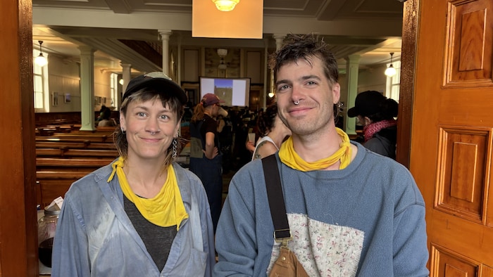 Deux personnes regardent la caméra