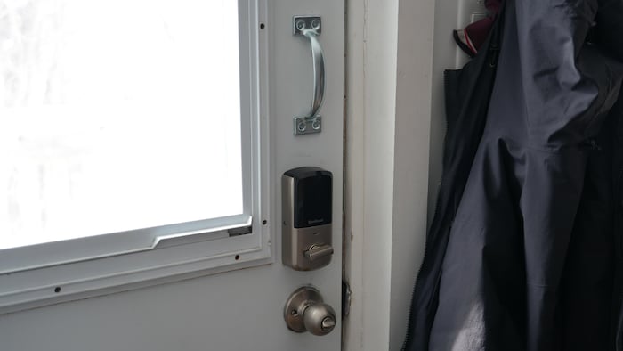 Deux poignées sur une porte d'un logement.
