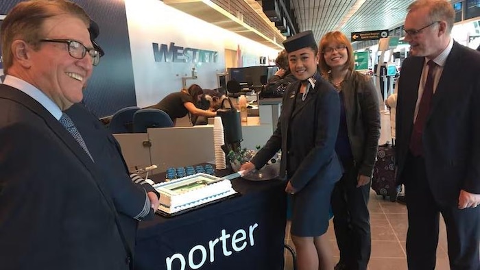 Sur cette photo prise en février 2018, on aperçoit le personnel et les responsables de Porter Airlines, ainsi que des représentants de l'aéroport de Thunder Bay et de la chambre de commerce de la ville, célébrant l'ouverture de la base pour les équipages dans la ville.
