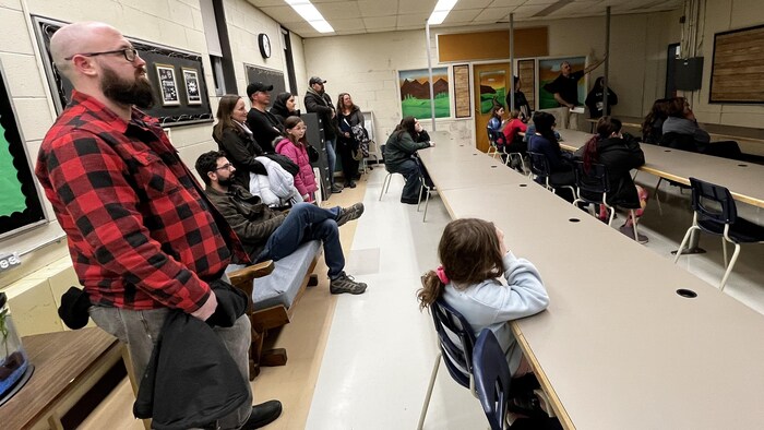 Des parents et des élèves assistent à un atelier de la classe d'arts médiatiques, à l'école secondaire Macdonald-Cartier.