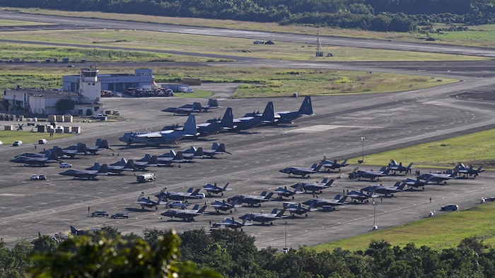 Des avions de chasse sont sur la tarmac d'un aéroport de Porto Rico.