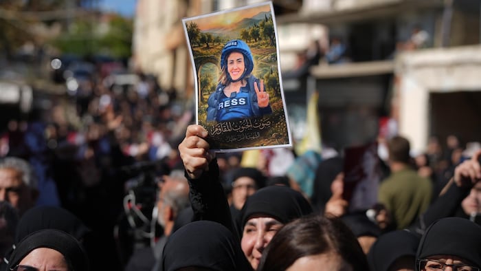 Le portrait d'Amal Khalil brandi lors de ses obsèques à Baïssarieh dans le sud du Liban, le 23 avril 2026.